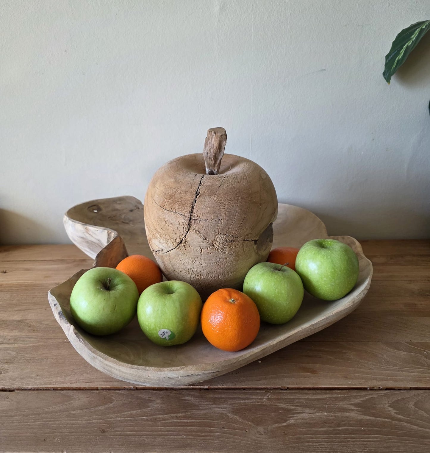 handgemaakte fruitschaal met een houten appel in het midden gemaakt van suarhout