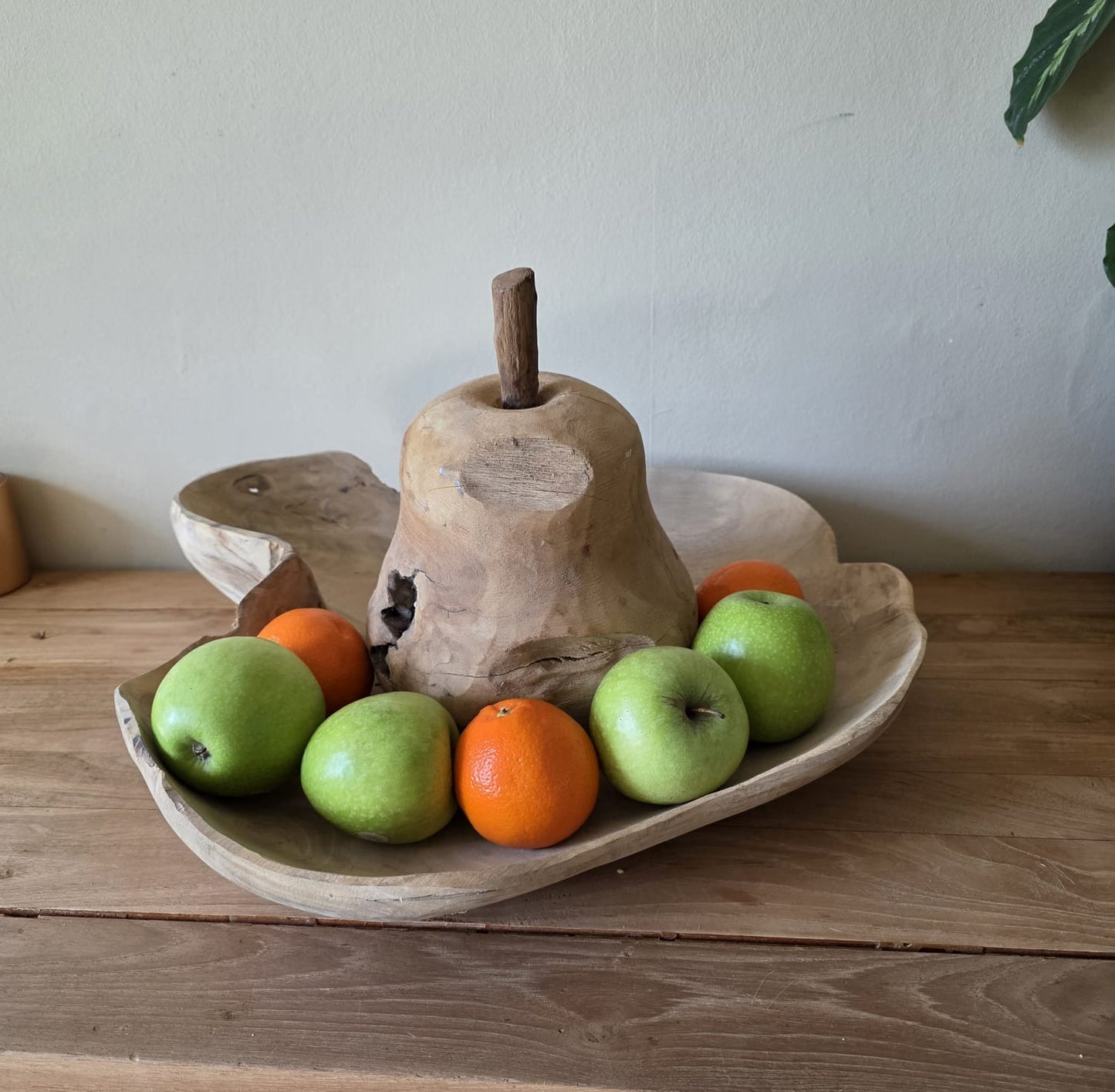 handgemaakte fruitschaal met een houten peer in het midden gemaakt van suarhout