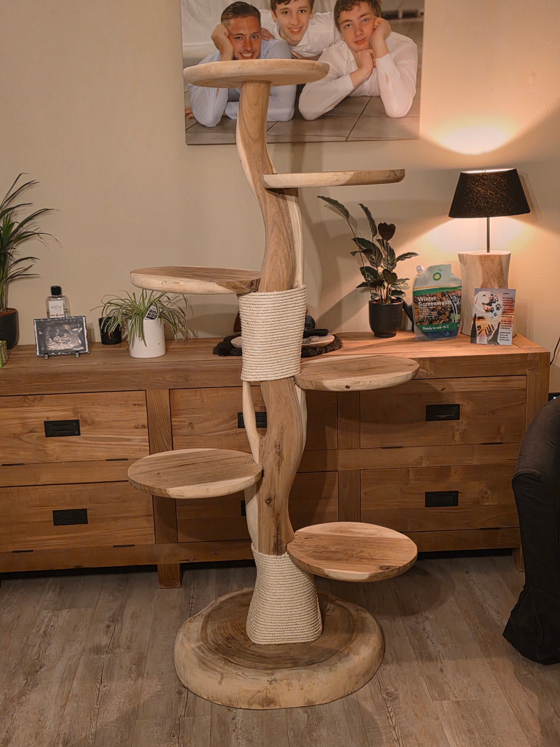 handgemaakte houten krabpaal met natuurlijk gevormde handvatten, 6 plateau's een stevige voet en sisal krabplekken