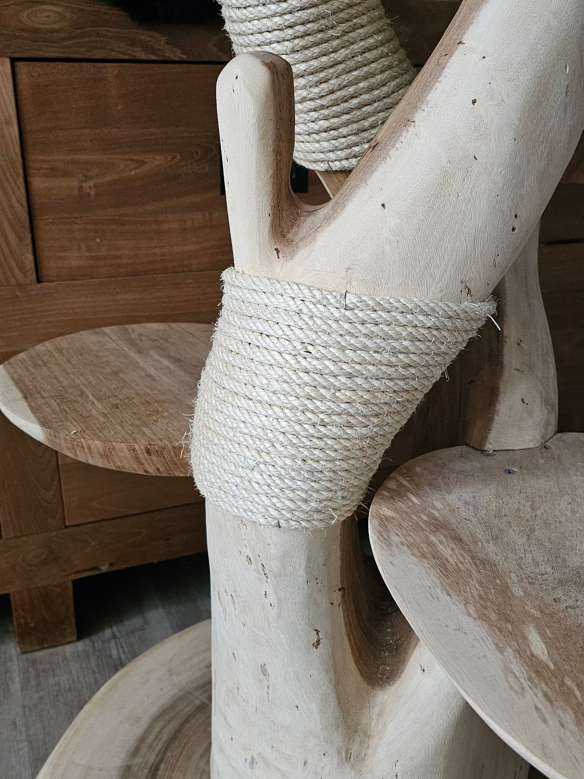 Detailfoto van sisal krabplek op houten krabpaal gedraaid