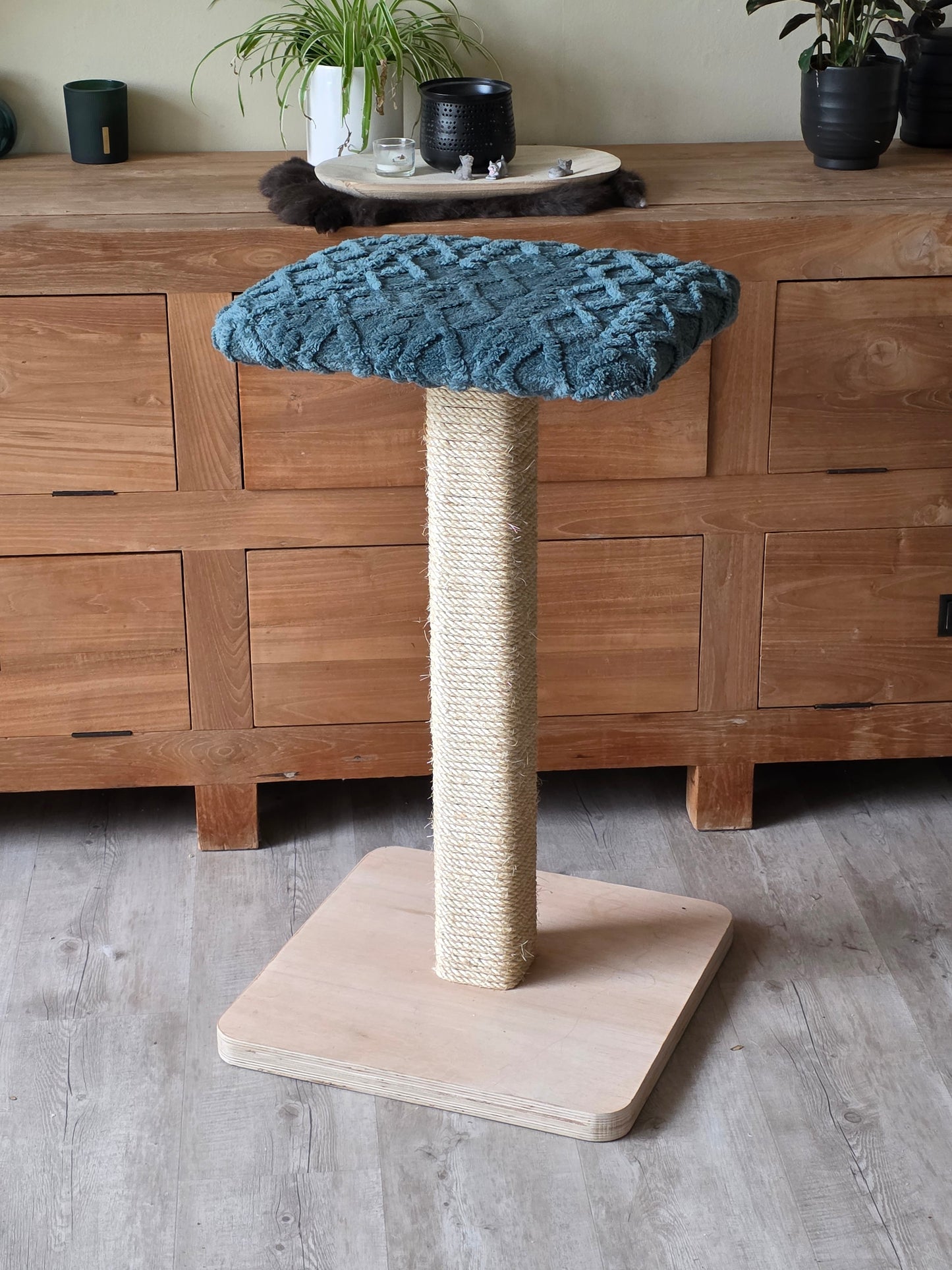 handgemaakte houten krabpaal omwikkeld met sisal, vierkante voet en gestoffeerd plateau