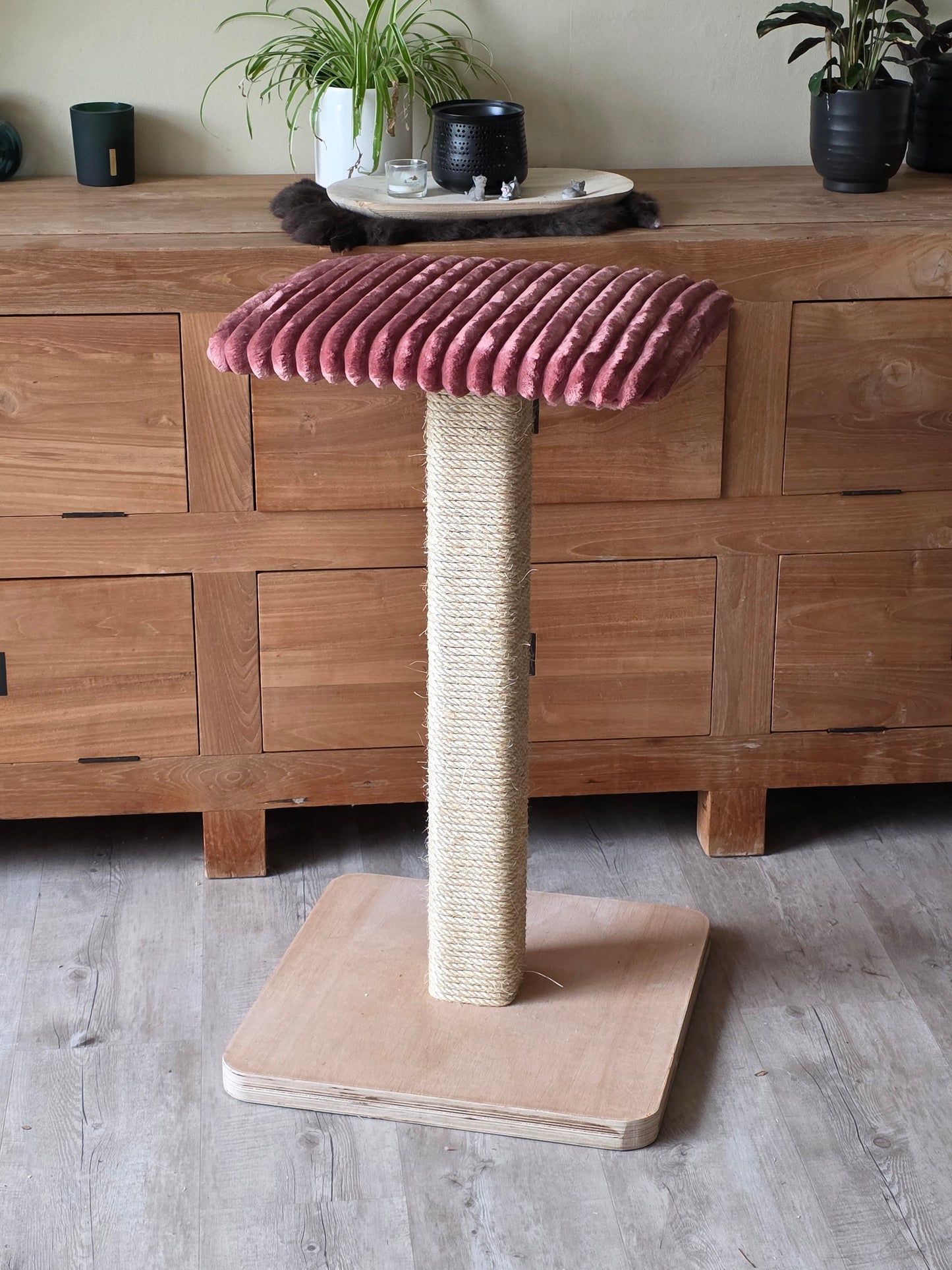 handgemaakte houten krabpaal omwikkeld met sisal, vierkante voet en gestoffeerd plateau