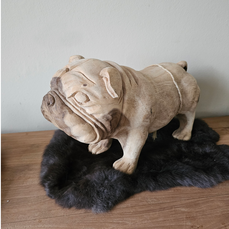 handgemaakt houten bulldog beeldje van suarhout op een zwart kleedje