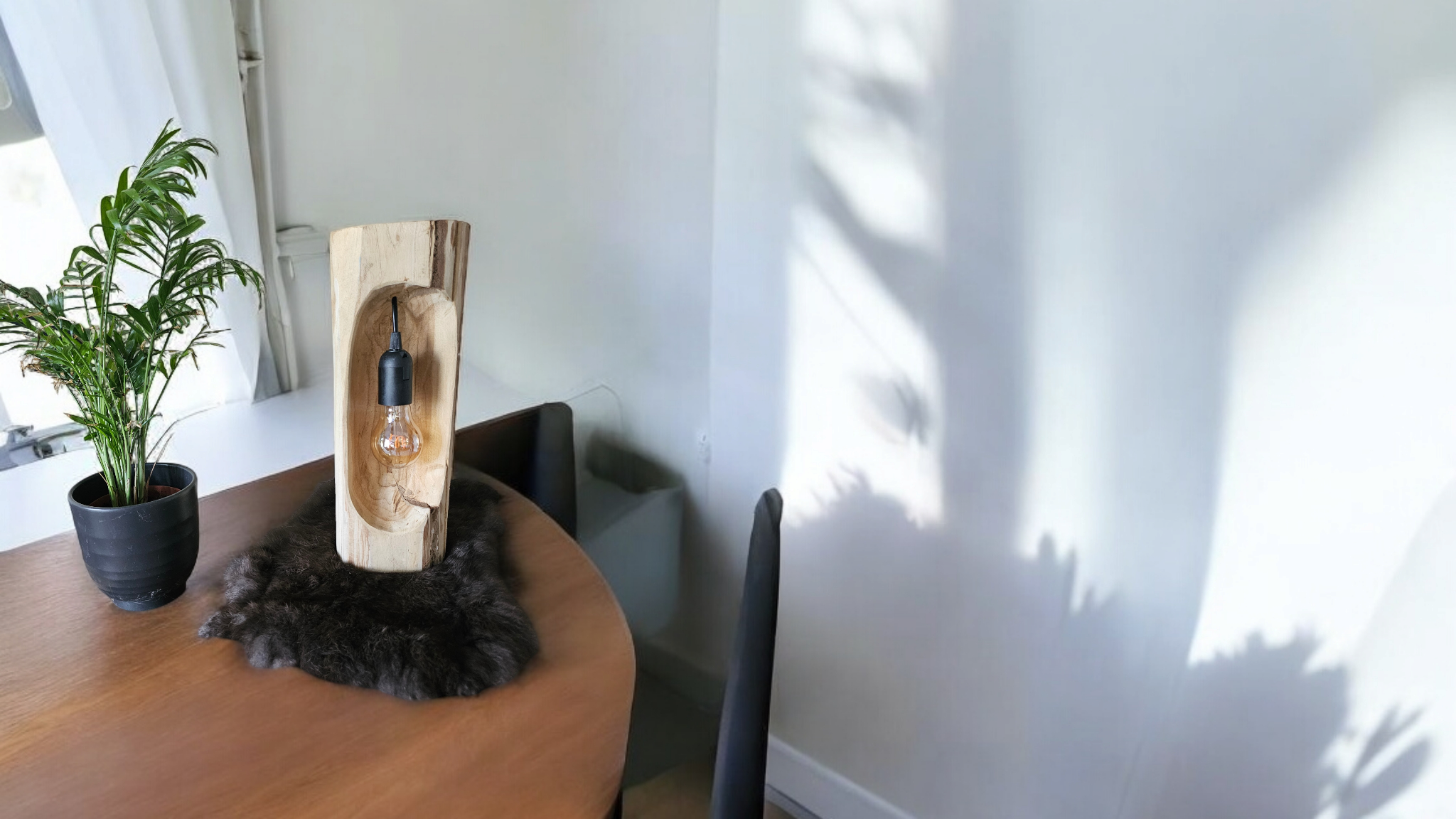 Houten lamp op een tafel met een plant