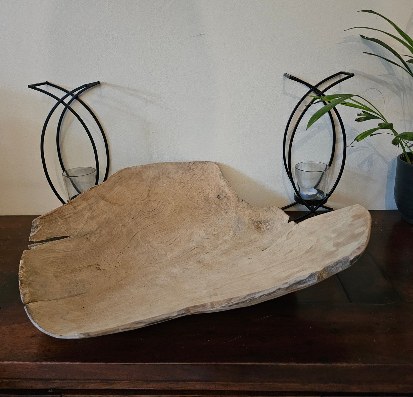 Houten schaal op een dressir