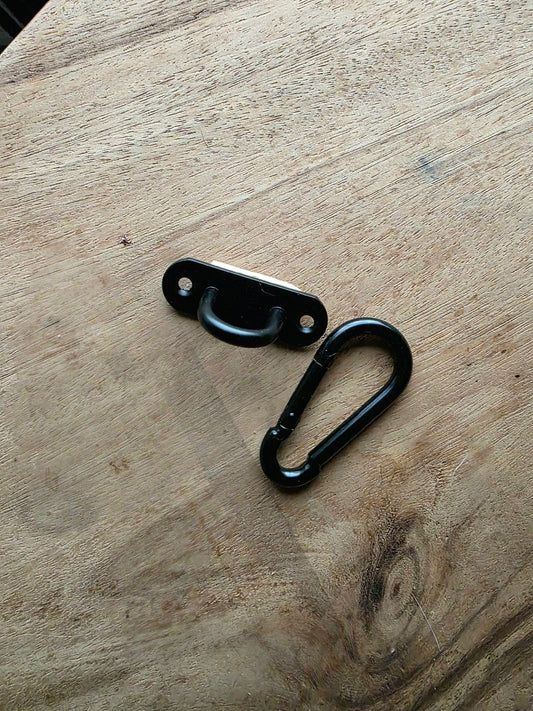 Zwarte karabijnhaak en oog om het kattenspeeltje aan een krabpaal of krabstam te bevesgtigen