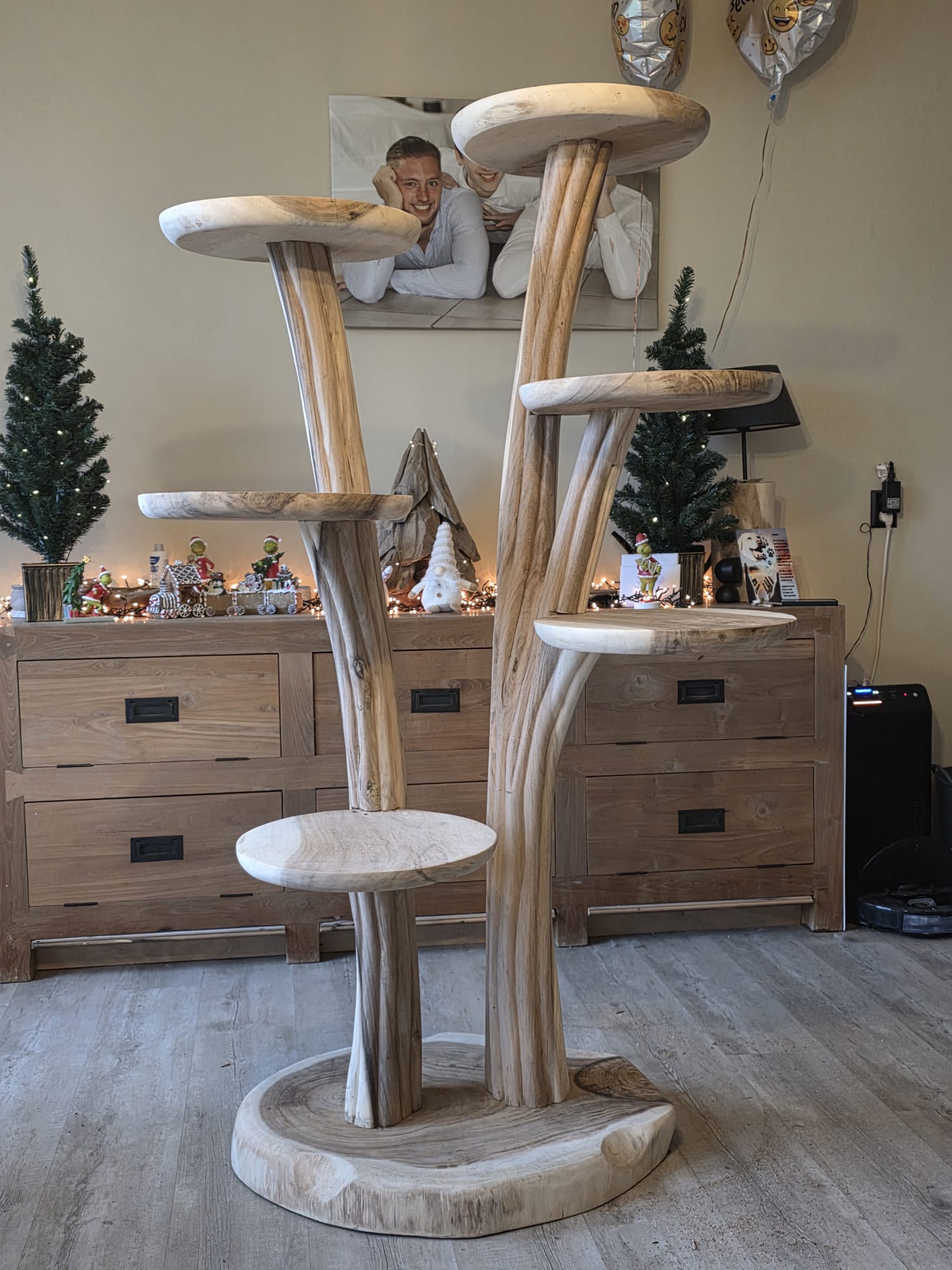 Houten krabpaal model Tony  165cm hoogbmet 2 stammen met reliëf en 6 plateau's  