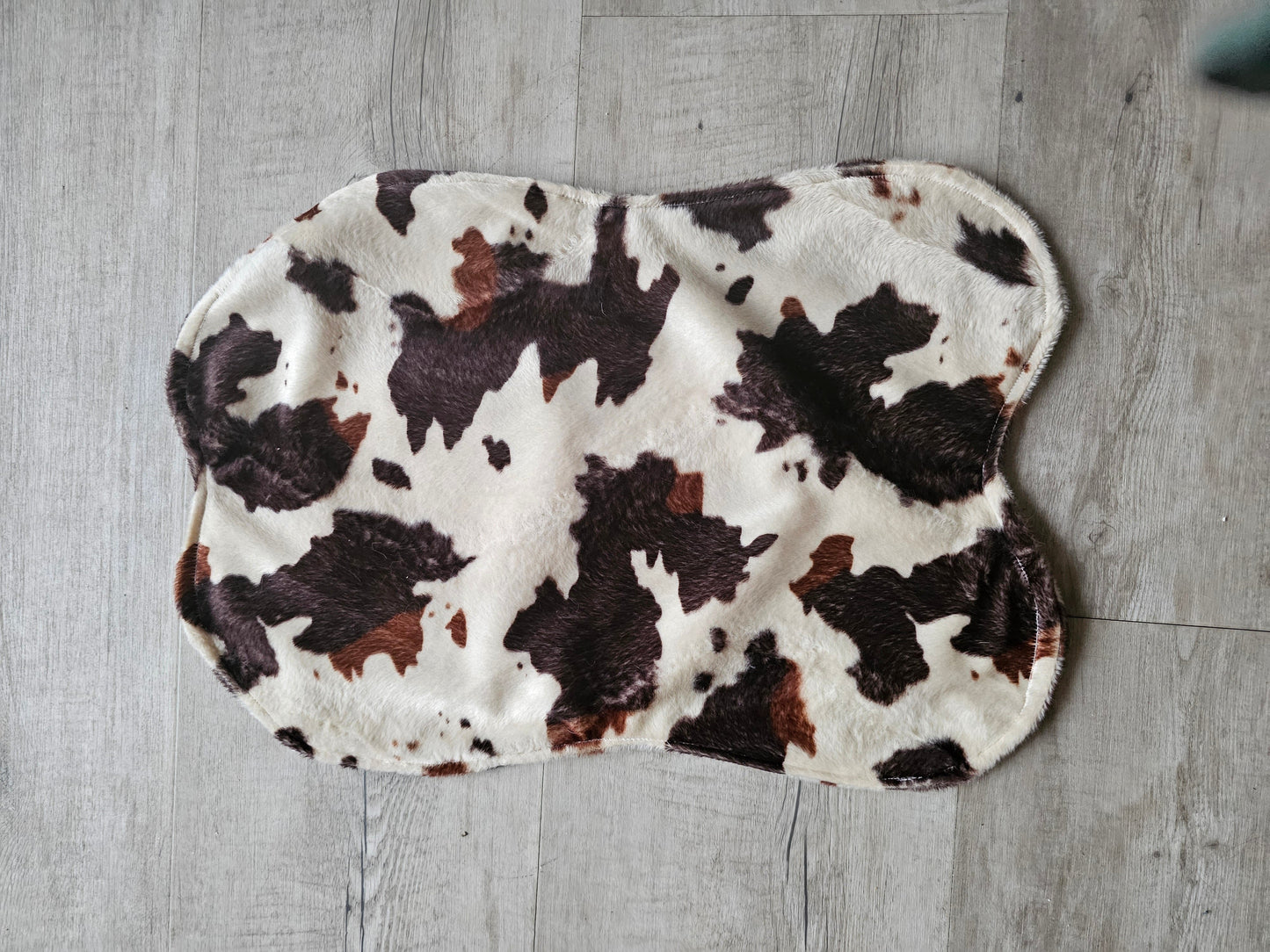 handgemaakt dierenkleedje in koeienprint