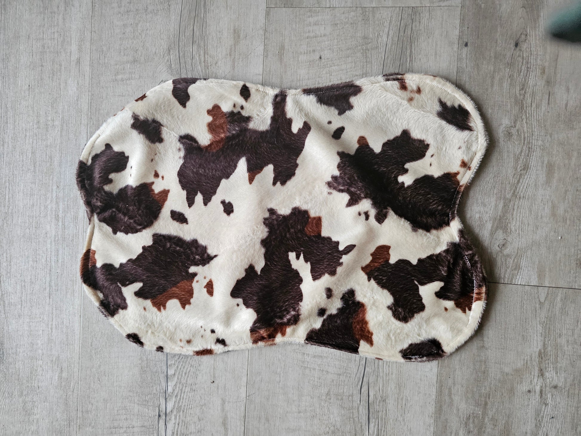 handgemaakt dierenkleedje in koeienprint
