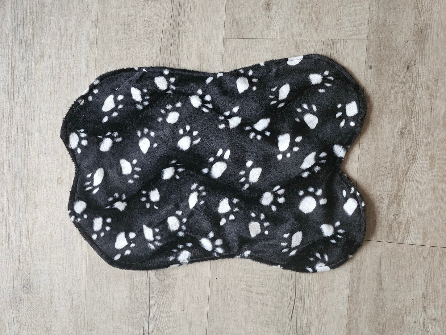 handgemaakt dierenkleedje zwart met witte pootjes 