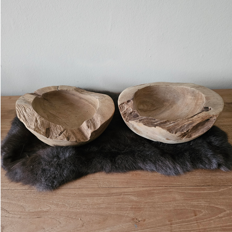 handgemaakte houten schaaltjes van suarhout op een kleedje