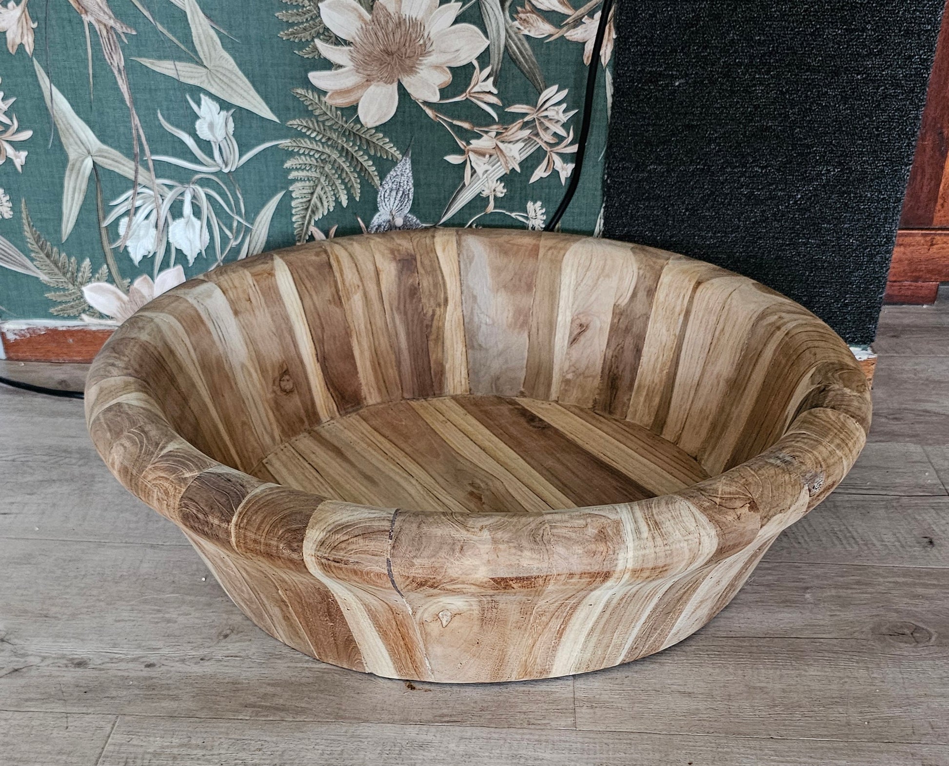 handgemaakte houten mand gemaakt van suarhout