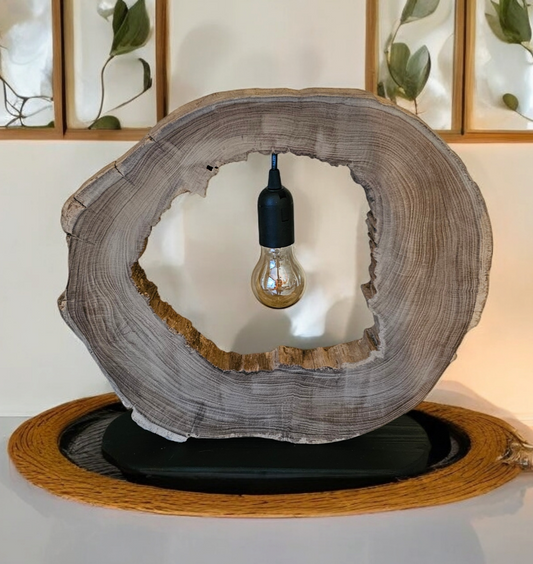handgemaakte lamp van een ronde schijf suarhout op een plateau