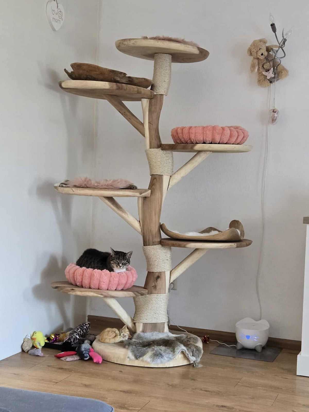 Kimmie 180cm met 4 naturel sisalplekken, 2 zachte ronde mandjes, 2 teakhouten schalen en 5 konijnenvachten
