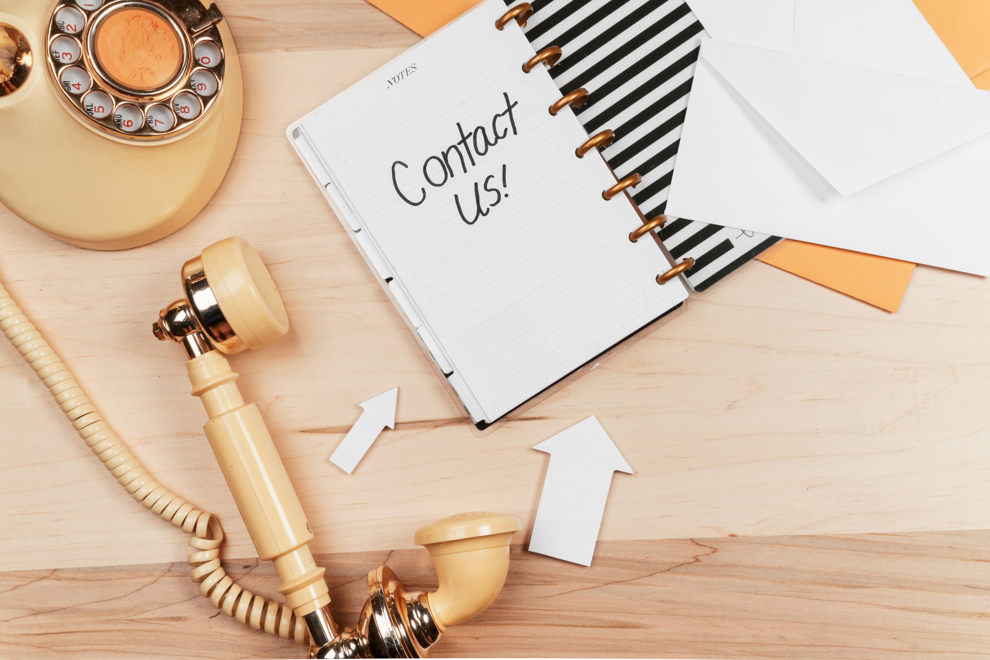 Contact ons afbeelding met een ouderwetse telefoon en agenda